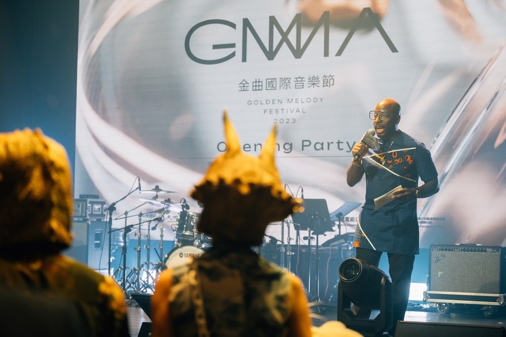 鎖吶在GMA開幕派對舞臺上，空中飄著彩帶